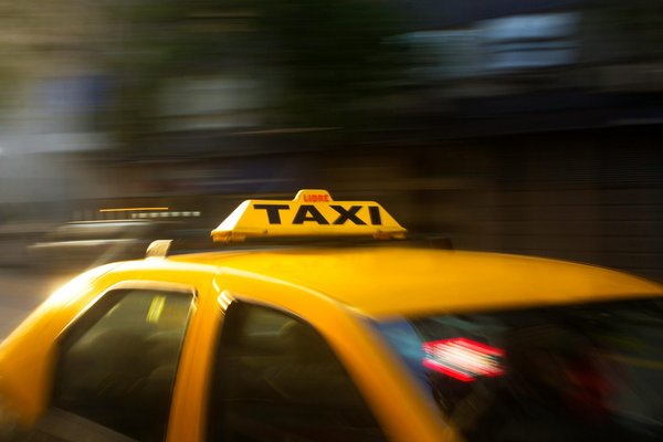 Taxi rennes : votre chauffeur disponible 24h/24 et 7j/7